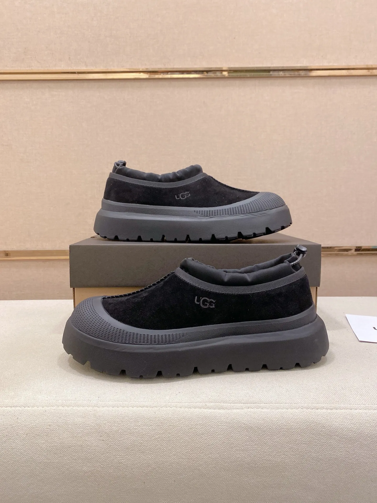 Factory price: 480💰Couple model💏 Same style as Wang Yibo, North American men's shoes Ugg ☃️In the special sale of new high-quality men's shoes snow boots in autumn and winter, the nemesis of extreme cold weather! Made of cowhide leather, merino wool lining, and original outsole, whether driving, outdoor or daily wear, there is always one that suits you! Male and female size: 35-46.